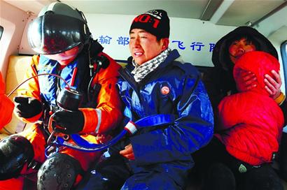 漁船進水2歲男童被裝進包吊上直升機 漁船進水2歲男童被裝進包吊上直升機