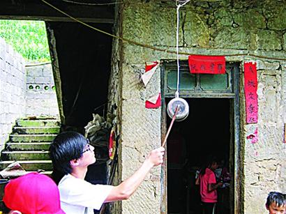 石大90后男生打工湊錢(qián)回鄉(xiāng)建小學(xué) 已組織10地志愿者 石大90后男生打工湊錢(qián)回鄉(xiāng)建小學(xué) 已組織10地志愿者