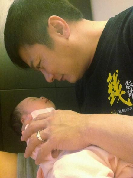 錢嘉樂(lè)懷抱愛女顯父愛