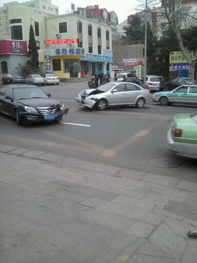 延安三路4車連撞引發(fā)交通擁堵 延安三路4車連撞引發(fā)交通擁堵