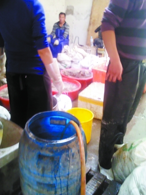 作坊里骯臟不堪。攝于15日下午3時(shí)