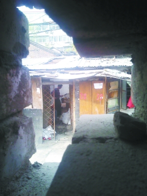 小作坊位于廁所附近。