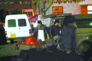 攤主將成品裝車，運(yùn)往岳各莊。攝于17日凌晨4時(shí)40分