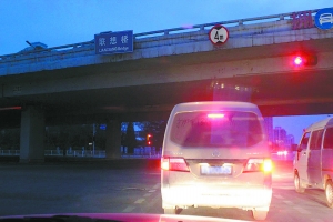 運(yùn)輸途中。攝于17日凌晨5時(shí)07分